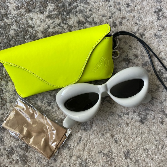 Loewe Accessories - LOEWE PAULA SUNGLASSES LW40097I